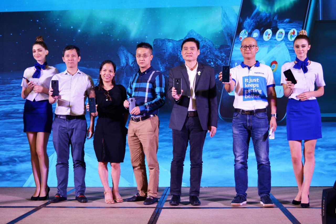 Chiều 23-9-2019 tại TP.HCM, HMD Global đã giới thiệu với người dùng Việt Nam 4 mẫu điện thoại mới, trong đó có những sản hẩm vừa được hãng Phần Lan này trình làng toàn cầu tại Triển lãm công nghệ IFA Berlin 2019 (Đức) hồi thượng tuần tháng 9-2019. Đó là Nokia 2720 Flip, Nokia 7.2, Nokia 800 Tough và Nokia 110.