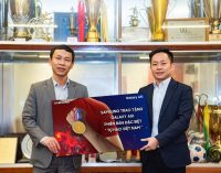 Samsung tặng smartphone Galaxy A51 Phiên bản đặc biệt “Tự hào Việt Nam” cho 2 đội bóng đá nam và nữ vô địch SEA Games 2019