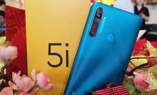 Unbox smartphone Realme 5i