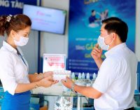 VNPT phát khẩu trang miễn phí cho khách đến điểm giao dịch để phòng dịch virus nCoV