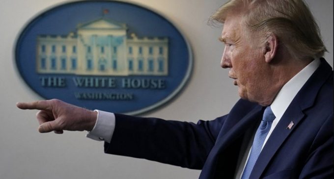 Tổng thống Donald Trump đưa ra các chỉ thị mới chống COVID-19