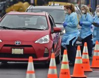 Mỹ mở rộng các trạm xét nghiệm COVID-19 drive-through test