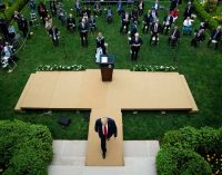 Tổng thống Donald Trump quyết định tạm dừng tài trợ cho WHO – ai có tật ắt rục rịch