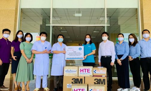 Hanoi Telecom tiếp tục tặng vật dụng y tế cho tuyến đầu chống dịch COVID-19