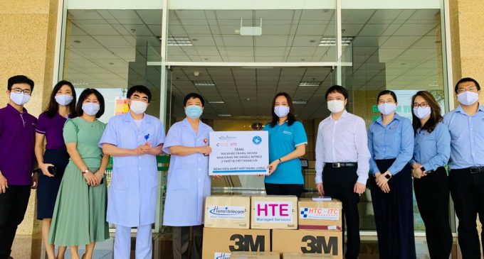 Hanoi Telecom tiếp tục tặng vật dụng y tế cho tuyến đầu chống dịch COVID-19