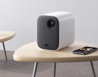 Máy chiếu Mi Smart Compact Projector và máy hút bụi Mi Handheld Vacuum Cleaner 1C của Xiaomi ra mắt tại Việt Nam