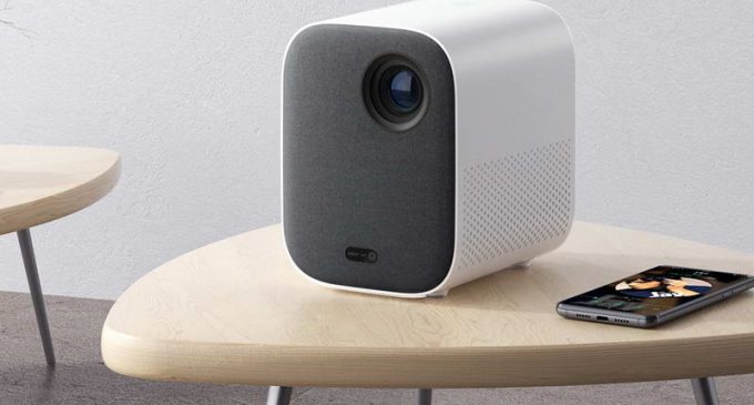 Máy chiếu Mi Smart Compact Projector và máy hút bụi Mi Handheld Vacuum Cleaner 1C của Xiaomi ra mắt tại Việt Nam