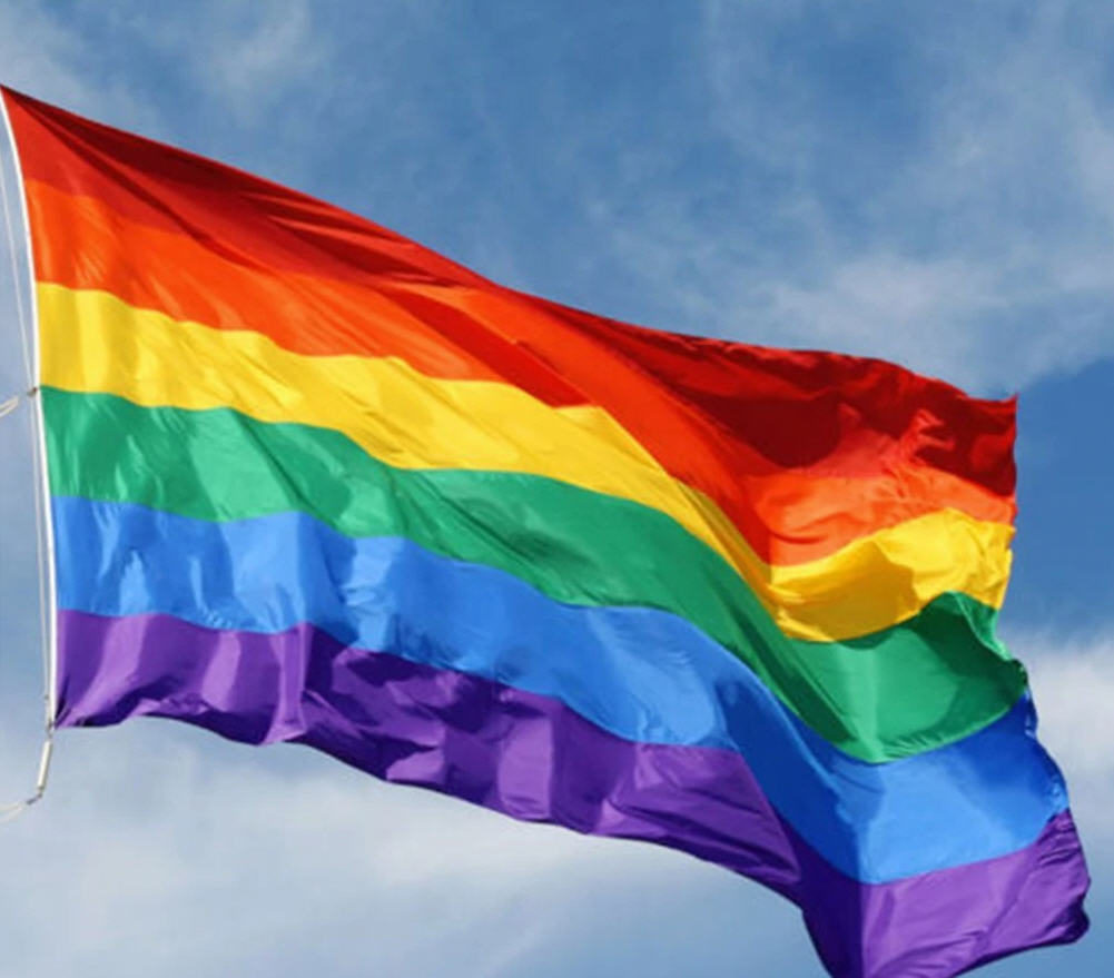 Lá cờ “lạ” bên quốc kỳ Hoa Kỳ | MediaOnline hình lá cờ CỘNG ĐỒNG LGBT: Lá cờ CỘNG ĐỒNG LGBT, hoặc còn gọi là Pride Flag, là biểu tượng của sự đoàn kết và chính trực trong tình yêu. Năm 2024, quan điểm này đã trở nên phổ biến trong xã hội, và nhiều người đã vui mừng khi thấy lá cờ Pride xuất hiện bên cạnh quốc kỳ Hoa Kỳ trong các hoạt động văn hóa chính thức. Hãy cùng đón xem bức ảnh này để hiểu hơn về sức mạnh của biểu tượng này.