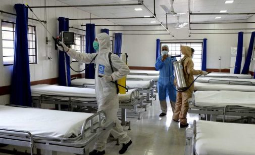 Pakistan sau 1 tháng tái mở cửa có thêm 100.000 ca nhiễm virus SARS-CoV-2