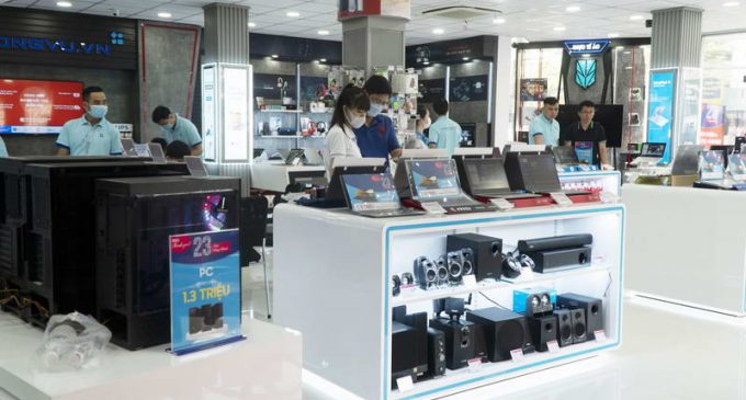 Phong Vũ khai trương showroom mới Hoàng Hoa Thám