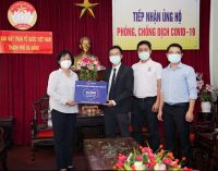 Lazada trao tặng 10.000 bộ trang phục bảo hộ y tế cho Đà Nẵng chống dịch COVID-19