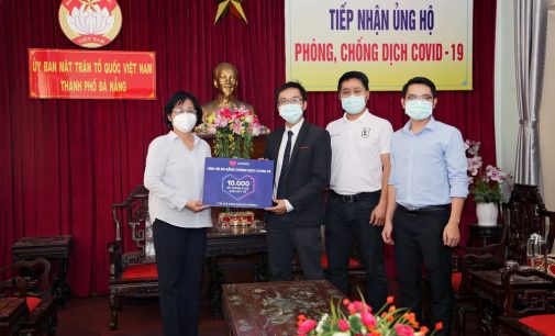 Lazada trao tặng 10.000 bộ trang phục bảo hộ y tế cho Đà Nẵng chống dịch COVID-19