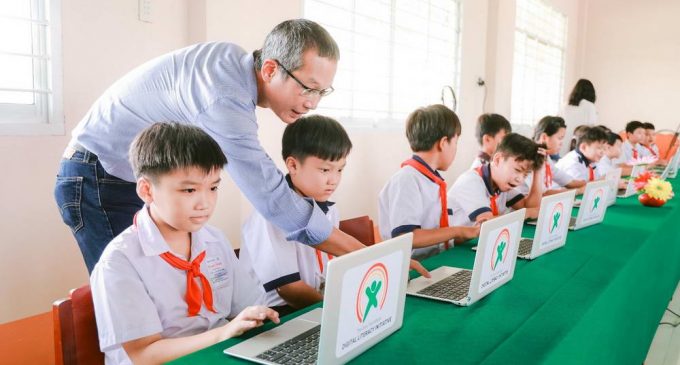 Qualcomm phối hợp cùng Quỹ Dariu tặng hơn 900 máy tính cho các trường học khu vực phía Nam