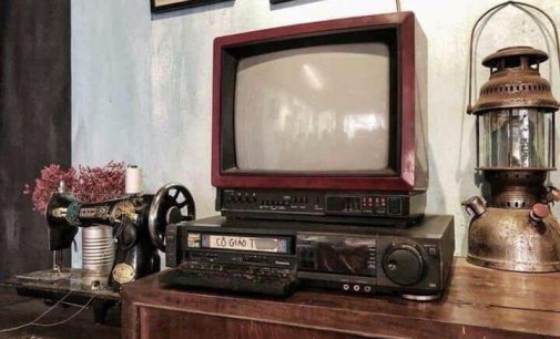 Chiếc TV JVC 14 inch vỏ đỏ thập niên 1980