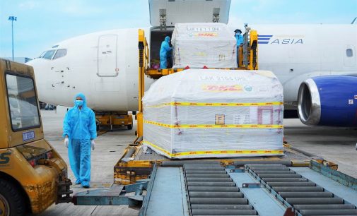 DHL Express hỗ trợ vận chuyển thành công lô vaccine ngừa COVID-19 đầu tiên của Pfizer về Việt Nam
