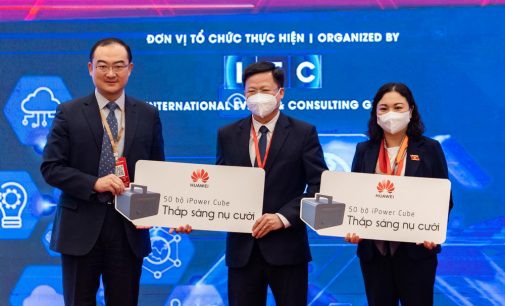 Huawei Việt Nam trao tặng 100 bộ trạm sạc dự phòng di động cho các điểm trường vùng sâu, vùng xa