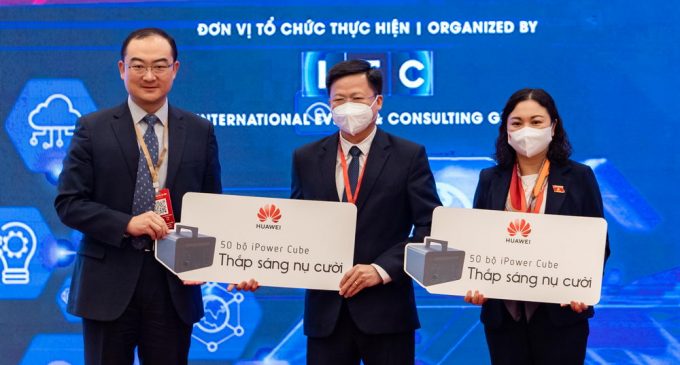 Huawei Việt Nam trao tặng 100 bộ trạm sạc dự phòng di động cho các điểm trường vùng sâu, vùng xa
