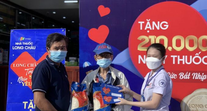 FPT Long Châu trao tặng 210.000 ngày thuốc và 140 tấn gạo cho 70.000 người dân khó khăn