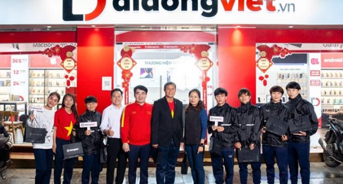 Di Động Việt tặng quà cho đội tuyển bóng đá nữ Việt Nam