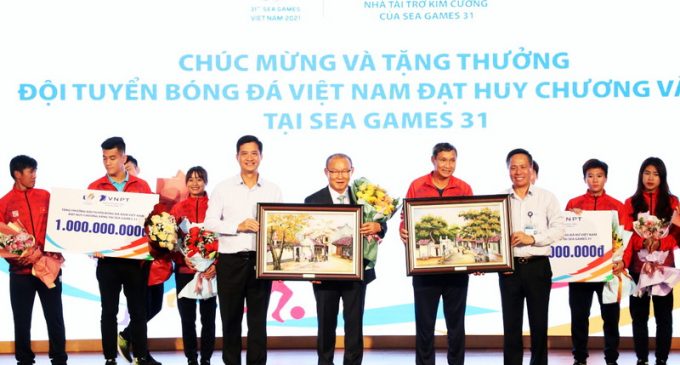 Tập đoàn VNPT trao thưởng 2 tỷ đồng cho đội tuyển bóng đá nam U23 và đội tuyển bóng đá nữ Việt Nam