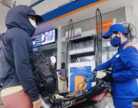 Gánh nặng giá xăng và giá sách giáo khoa