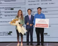 Hệ thống Di Động Việt mở bán iPhone 14 series lúc nửa đêm và trao tặng 100 triệu đồng giúp đỡ các bệnh nhi nghèo