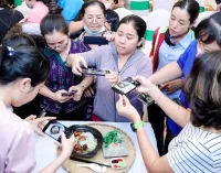 Xiaomi Việt Nam tặng 100 chiếc smartphone cho các phụ nữ lập nghiệp ngành ăn uống trên nền tảng số