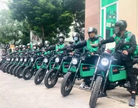 Gojek Việt Nam hợp tác với Dat Bike thí điểm vận chuyển bằng xe máy điện