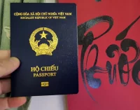 Trên tay hộ chiếu điện tử Việt Nam