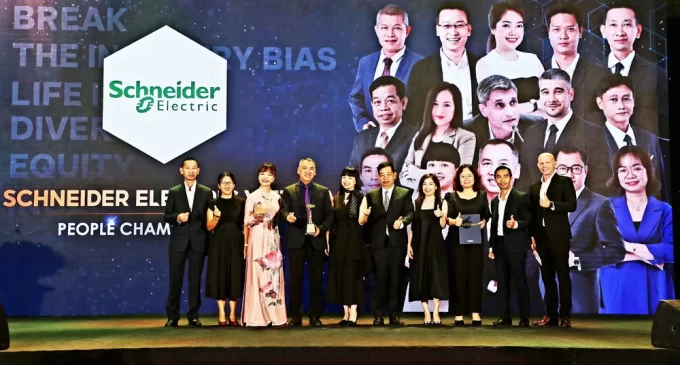 Schneider Electric Việt Nam nhận giải thưởng Lãnh đạo Xuất sắc 2023 với mô hình Lãnh đạo Phát triển Con người trong thế giới số