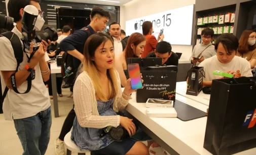 Từ rạng sáng 29-9-2023, FPT Shop và F.Studio by FPT giao những chiếc iPhone 15 Series chính hãng đầu tiên đến khách hàng trên toàn quốc