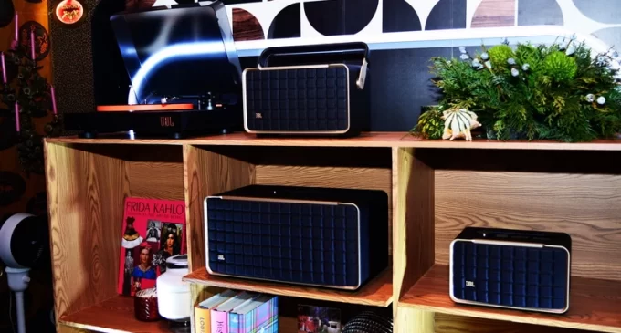 JBL mở bán tại Việt Nam dòng loa Authentics và đầu đĩa than Spinner BT với các chức năng thông minh trong thiết kế cổ điển