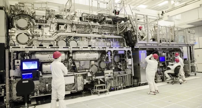 Intel lắp đặt hệ thống máy quang khắc siêu cực tím công nghệ High NA EUV đầu tiên trong ngành sản xuất chip bán dẫn