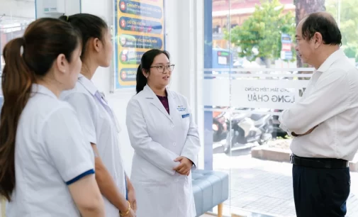 FPT Long Châu cấp cứu thành công cho một phụ nữ bị sốc phản vệ khi đang mua thuốc tại nhà thuốc