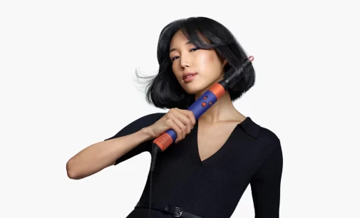 Máy tạo kiểu tóc đa năng và sấy khô Dyson Airwrap i.d. có thể kết nối với điện thoại thông minh