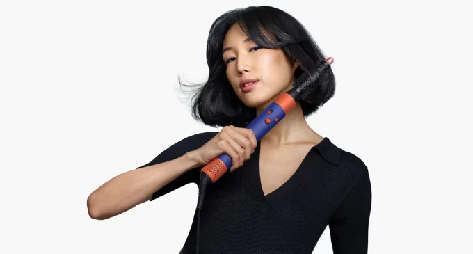 Máy tạo kiểu tóc đa năng và sấy khô Dyson Airwrap i.d. có thể kết nối với điện thoại thông minh