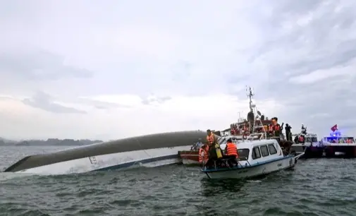 Lật tàu du lịch Vịnh Xanh 58 ở Vịnh Hạ Long