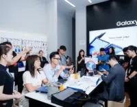 Người dùng trải nghiệm và sở hữu bộ đôi smartphone gập Samsung Galaxy Z Fold7 và Flip7 tại SamCenter