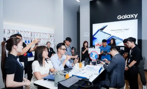 Người dùng trải nghiệm và sở hữu bộ đôi smartphone gập Samsung Galaxy Z Fold7 và Flip7 tại SamCenter