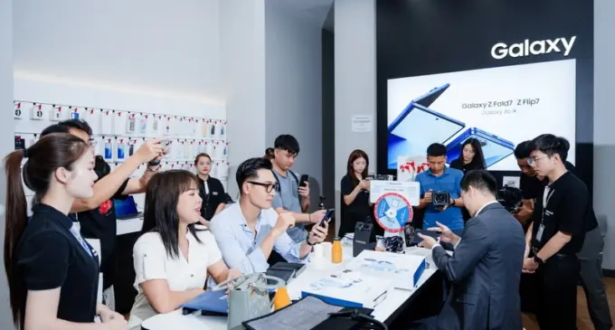 Người dùng trải nghiệm và sở hữu bộ đôi smartphone gập Samsung Galaxy Z Fold7 và Flip7 tại SamCenter