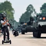 Cameraman trên chiếc xe Segway tại sự kiện diễu binh, diễu hành A80