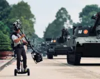 Cameraman trên chiếc xe Segway tại sự kiện diễu binh, diễu hành A80