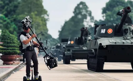 Cameraman trên chiếc xe Segway tại sự kiện diễu binh, diễu hành A80