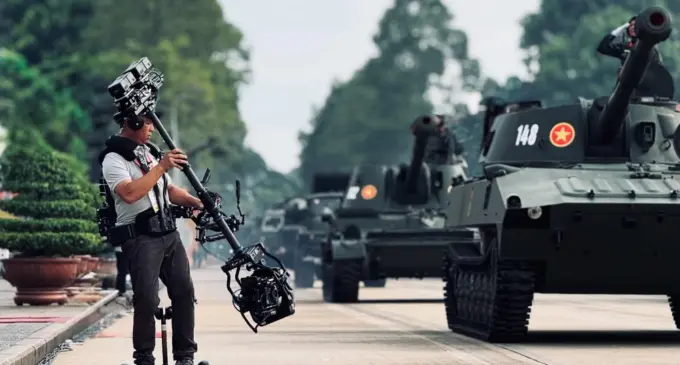 Cameraman trên chiếc xe Segway tại sự kiện diễu binh, diễu hành A80