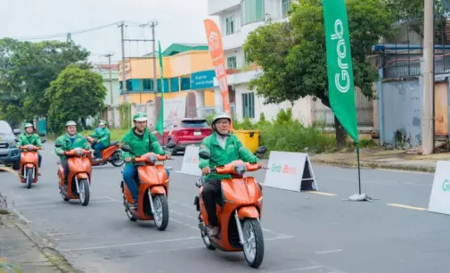 Grab Việt Nam và Dat Bike hợp tác hỗ trợ tài xế công nghệ chuyển đổi xanh với xe máy điện