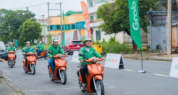 Grab Việt Nam và Dat Bike hợp tác hỗ trợ tài xế công nghệ chuyển đổi xanh với xe máy điện