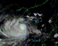 Miền Trung oằn mình chống chỏi bão số 13 Kalmaegi