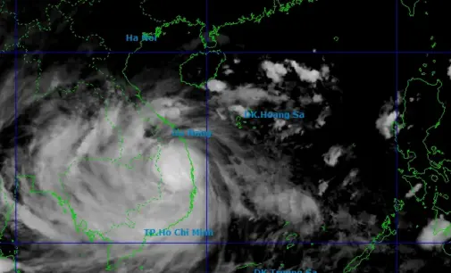 Miền Trung oằn mình chống chỏi bão số 13 Kalmaegi