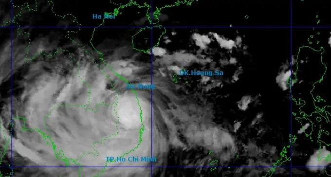 Miền Trung oằn mình chống chỏi bão số 13 Kalmaegi