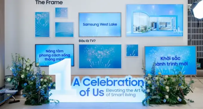 Cửa hàng Samsung West Lake khuyến mại mừng sinh nhật 1 tuổi trong dịp kỷ niệm 3 thập kỷ Samsung ở Việt Nam
